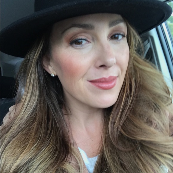 Meet Your Posher - Picture 5 of 7